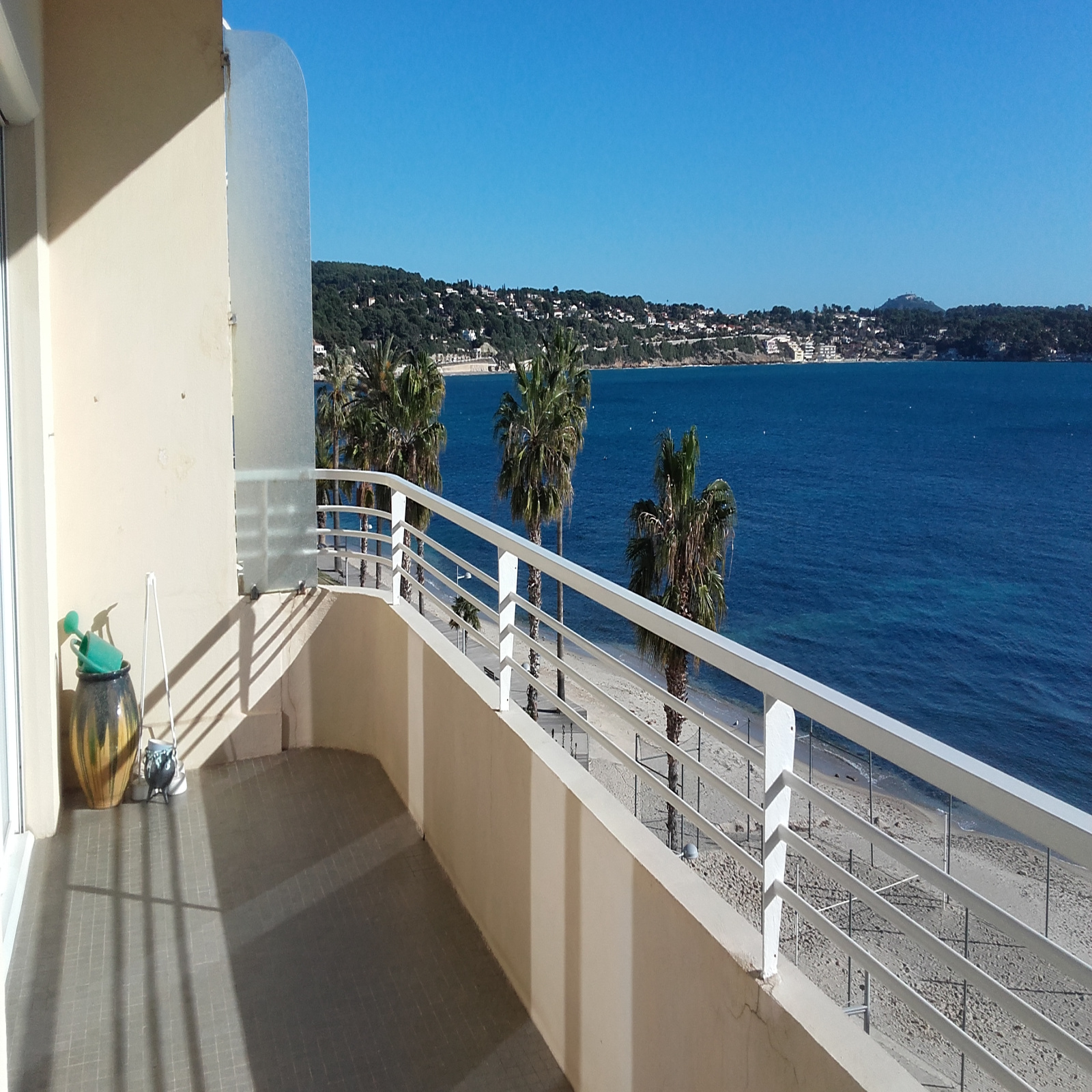 location MAGNIFIQUE TYPE 3 EN BORD DE MER Bandol Immobilier
